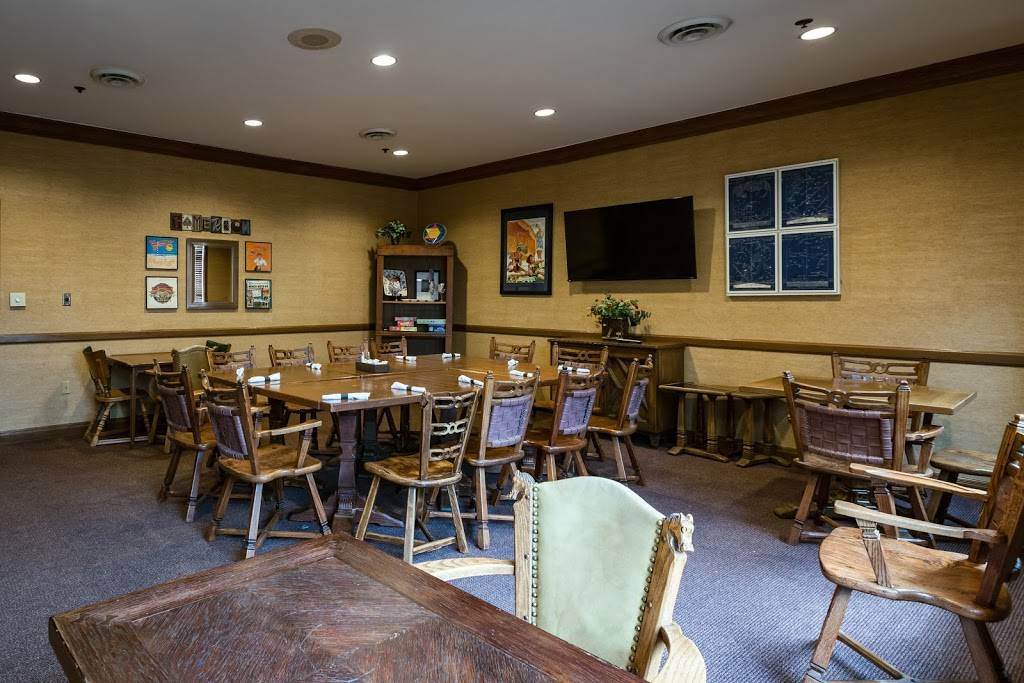 Izzys at Hillcrest Golf & Country Club | restaurant | 850B N Walnut St, Batesville, IN 47006, USA | 8129343401 OR +1 812-934-3401