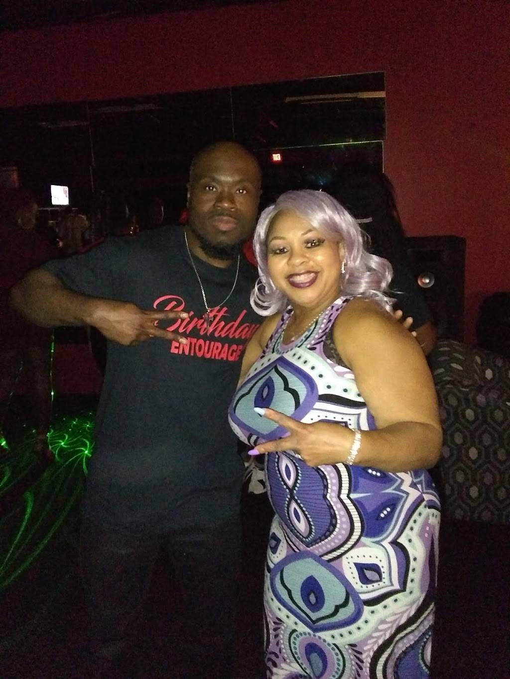 Sneaky Petes Hot Dogs | restaurant | 7070 Aaron Aronov Dr, Fairfield, AL 35064, USA | 2057867524 OR +1 205-786-7524