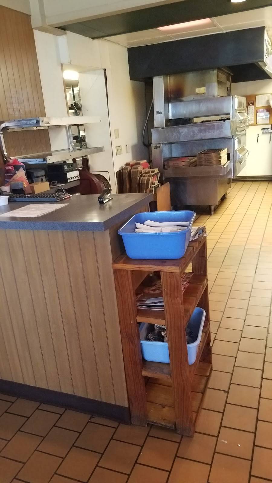 Pizza Hut | meal takeaway | 600 N Main St, Laurie, MO 65038, USA | 5733746265 OR +1 573-374-6265