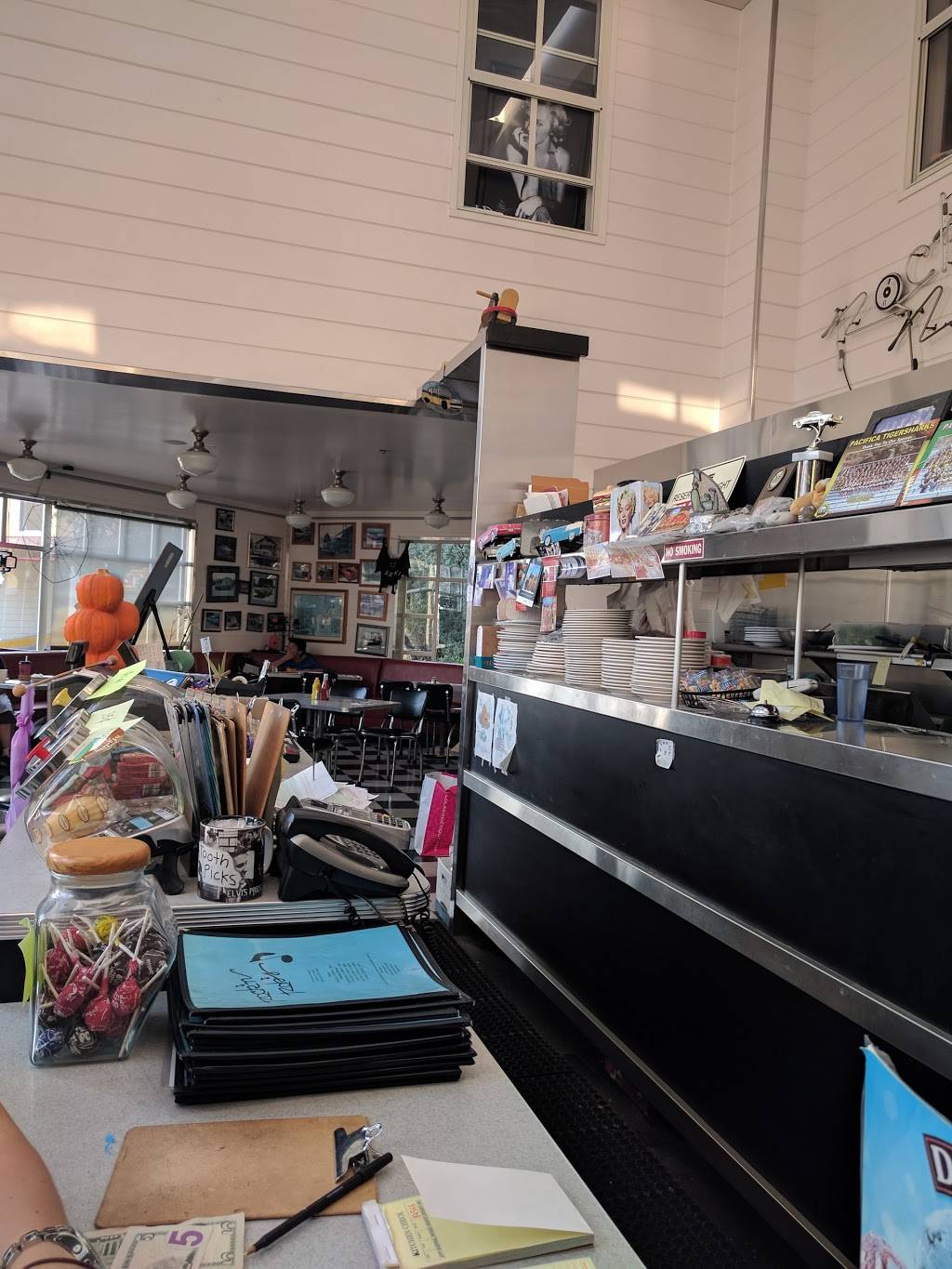 Rockn Robs Famous Burgers | restaurant | 450 Dondee St #1, Pacifica, CA 94044, USA | 6503593663 OR +1 650-359-3663