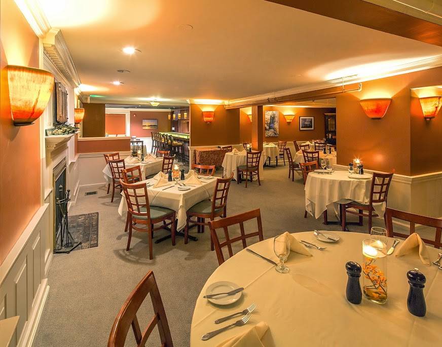 The Coach House Restaurant | restaurant | 353 Main St, New London, NH 03257, USA | 6035262791 OR +1 603-526-2791