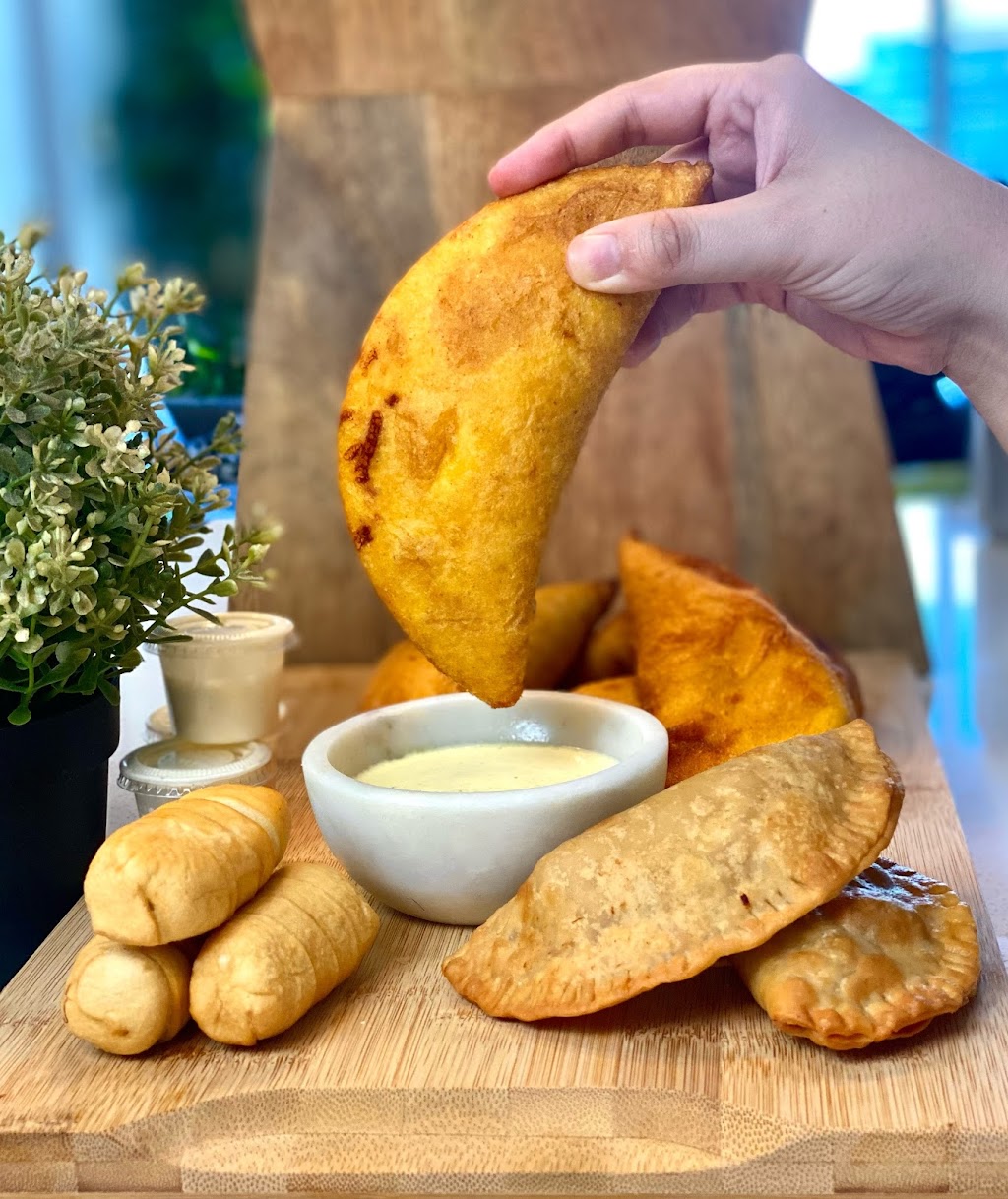 Don Tequeño y Doña Arepa | restaurant | 491 Blue Hill Avenue, Boston, MA 02121, USA | 6175168816 OR +1 617-516-8816