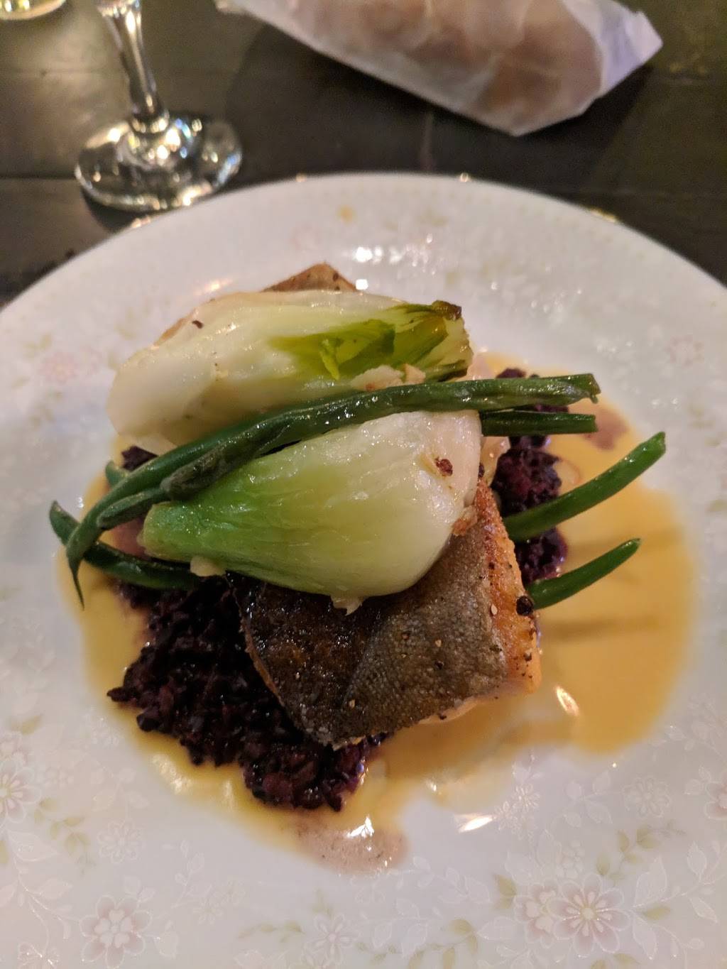 Volo Restaurant Wine Bar | restaurant | 2008 W Roscoe St, Chicago, IL 60618, USA | 7733484600 OR +1 773-348-4600