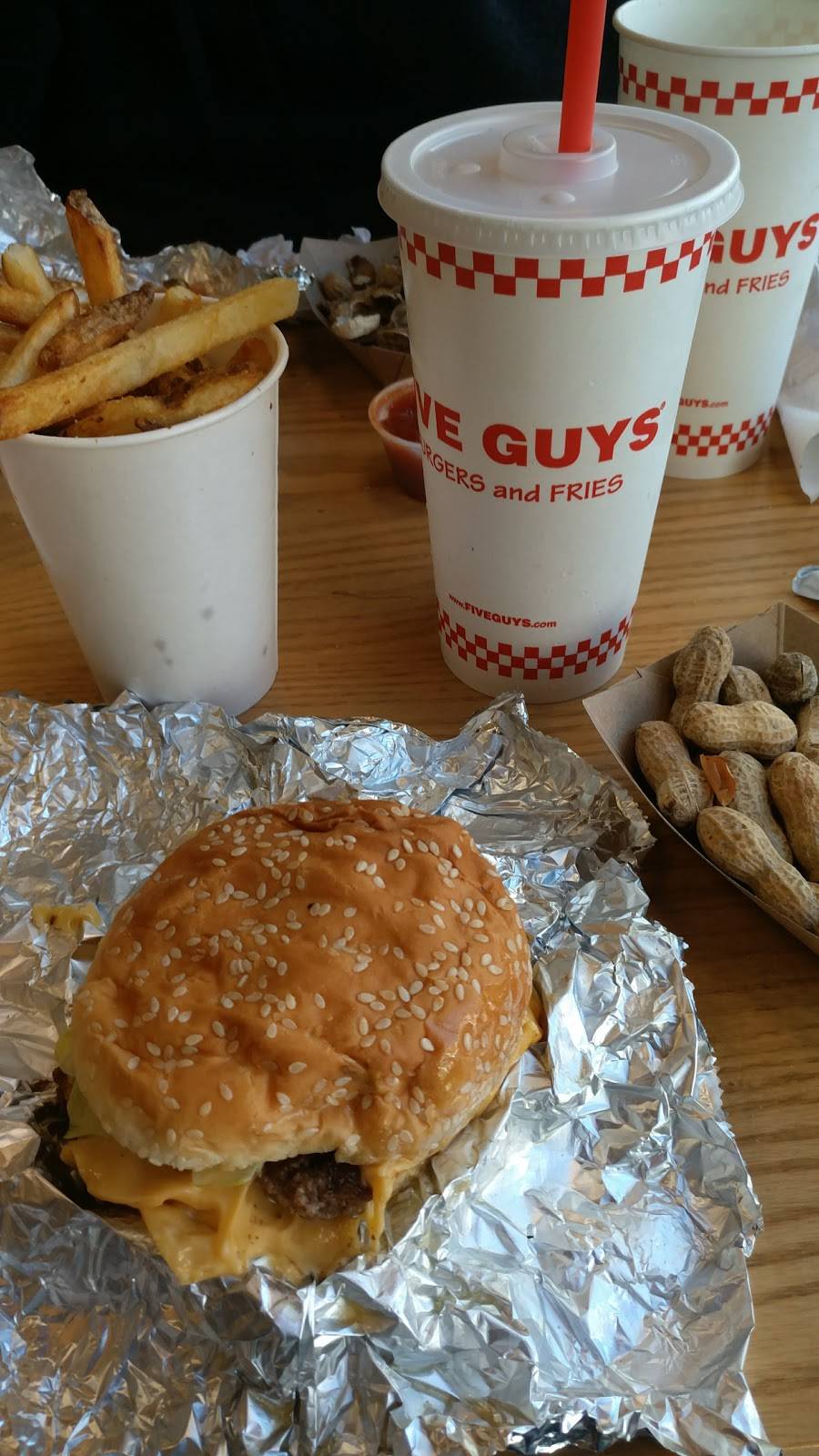 Five Guys | meal takeaway | 2368 N Clark St, Chicago, IL 60614, USA | 7738838930 OR +1 773-883-8930