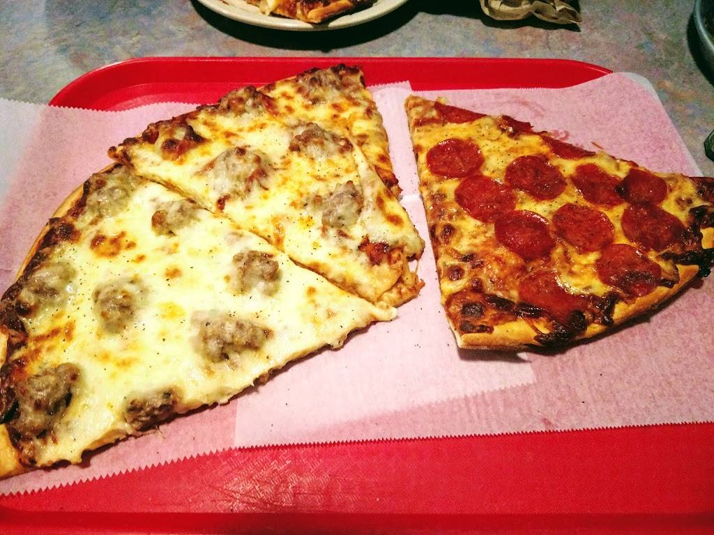 Reds Savoy Pizza | restaurant | 2329 Hennepin Ave S, Minneapolis, MN 55405, USA | 6123773110 OR +1 612-377-3110