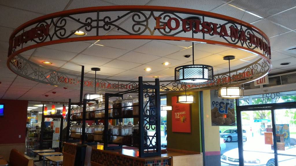 Popeyes Louisiana Kitchen | restaurant | 2021 Rees St, Breaux Bridge, LA 70517, USA | 3373323619 OR +1 337-332-3619