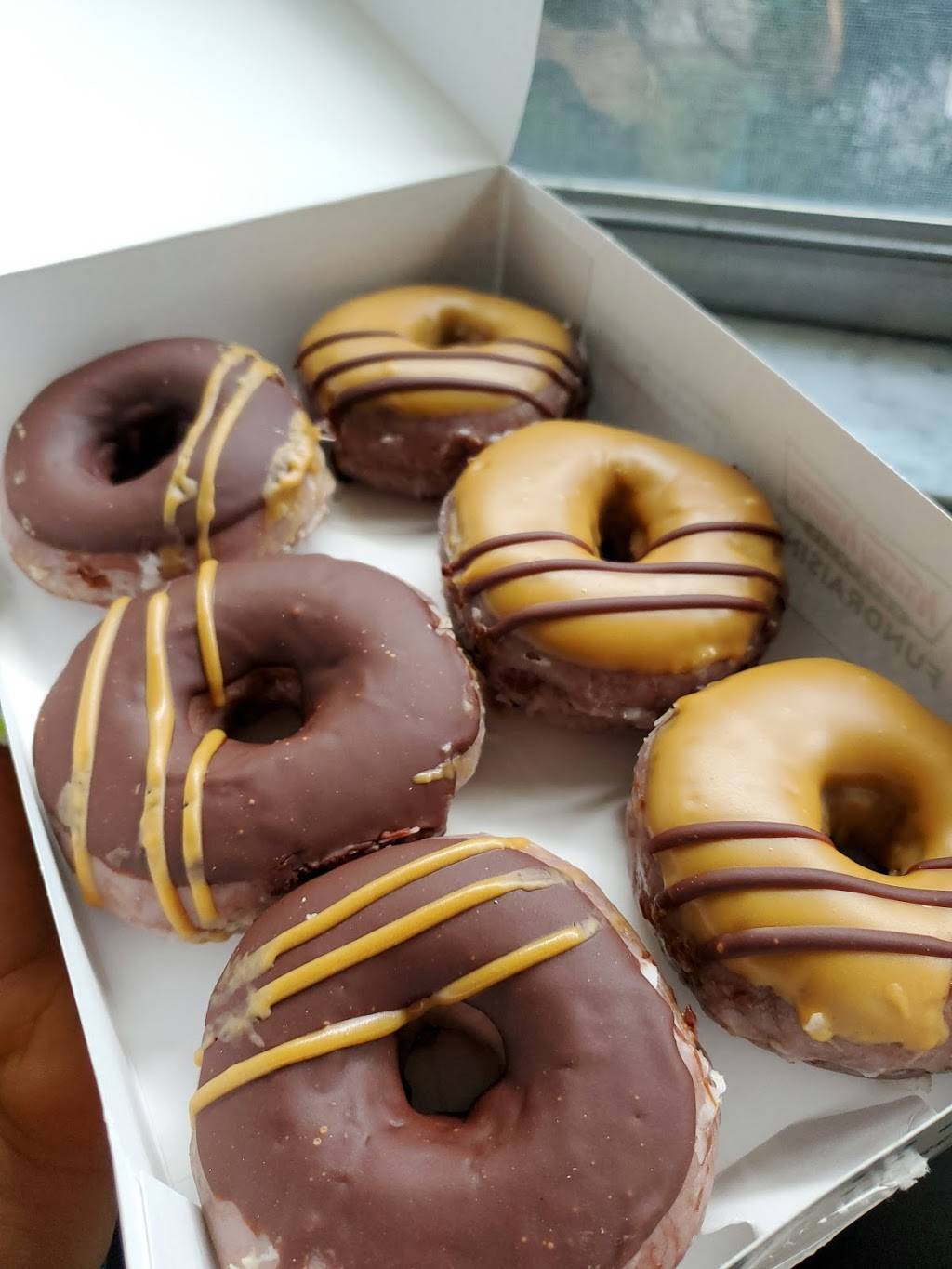 Krispy Kreme | bakery | 530 NE 167th St, North Miami Beach, FL 33162, USA | 3059496135 OR +1 305-949-6135