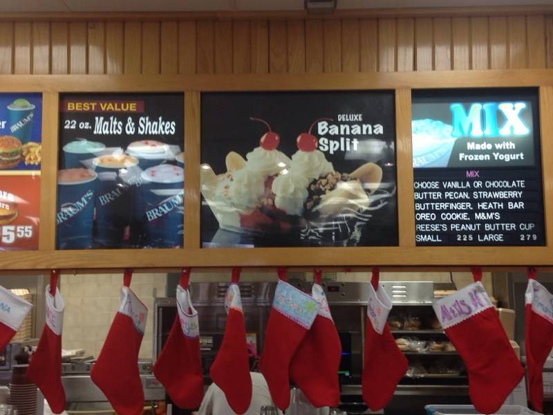 Braums Ice Cream & Burger Restaurant | restaurant | 2205 N Main St, Miami, OK 74354, USA | 9185427744 OR +1 918-542-7744