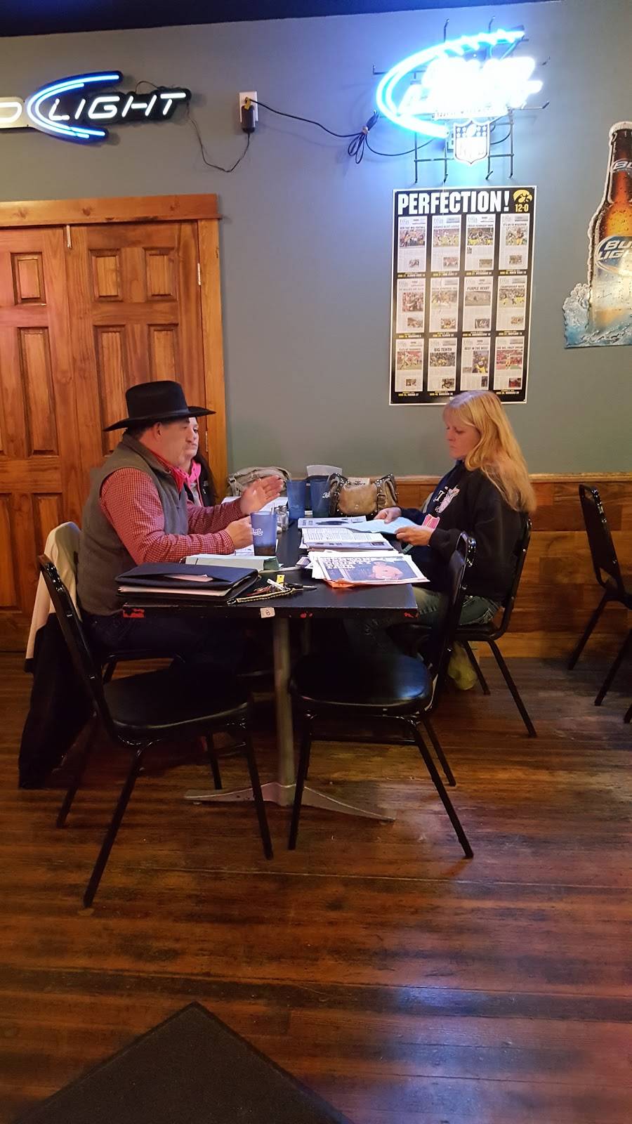 Whiskey Tavern | restaurant | 31 Main St, Newhall, IA 52315, USA | 3192235132 OR +1 319-223-5132