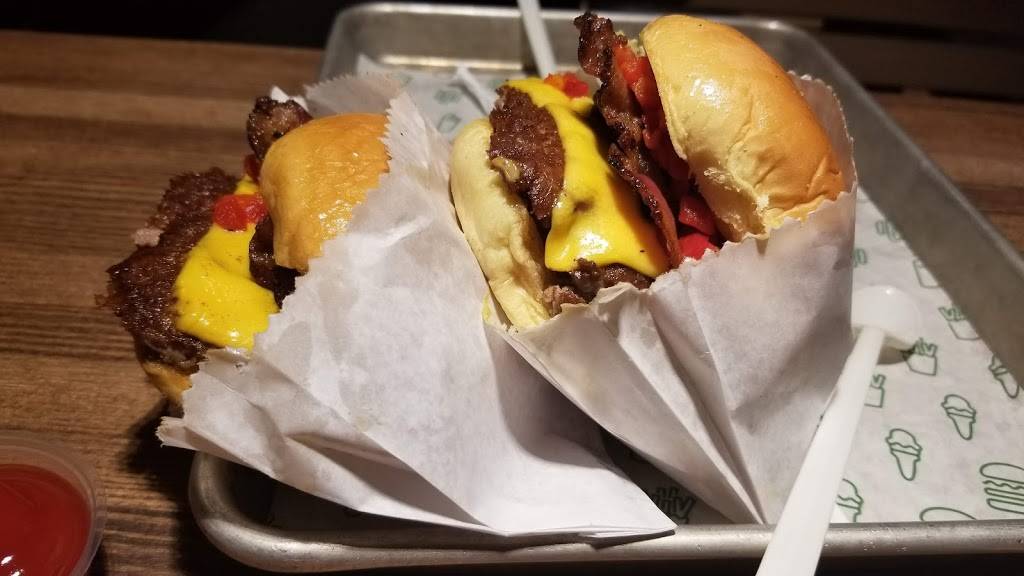 Shake Shack | restaurant | 675 Camino De La Reina, San Diego, CA 92108, USA | 6193911626 OR +1 619-391-1626