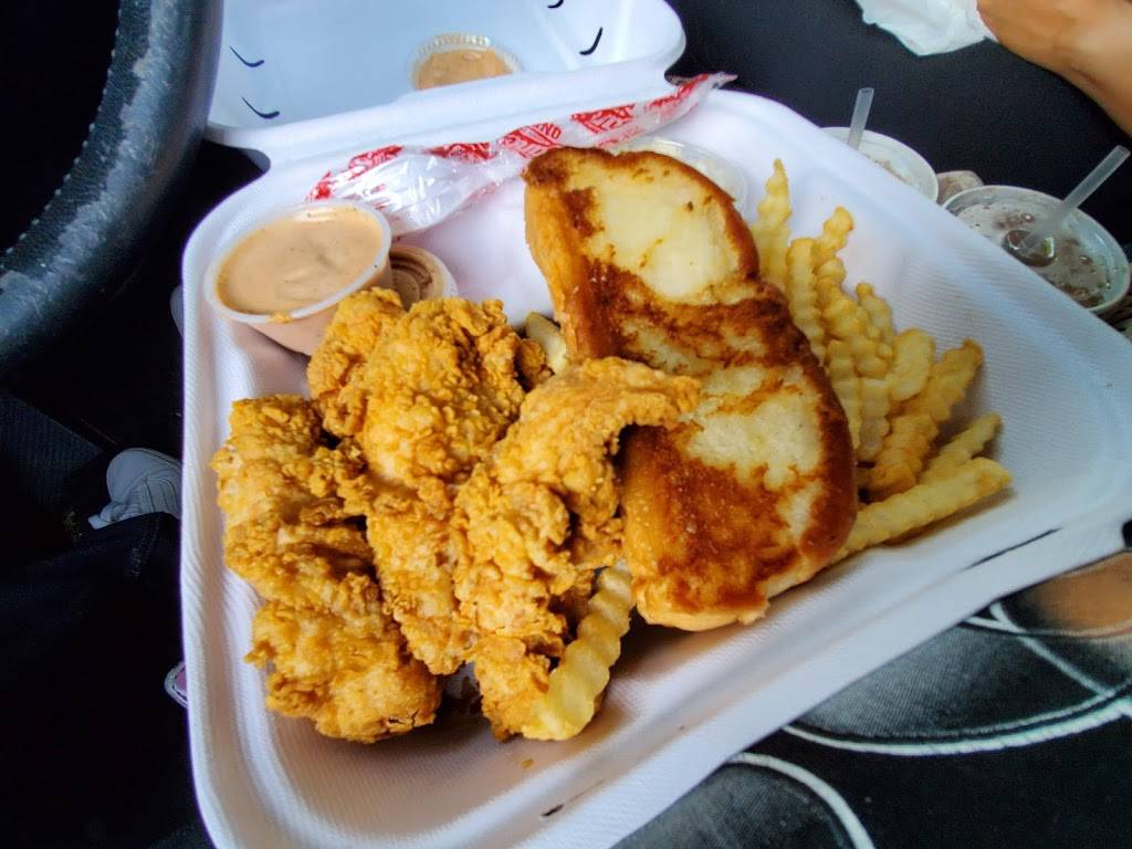 Raising Canes Chicken Fingers | meal takeaway | 1435 W Lugonia Ave, Redlands, CA 92374, USA | 9097487239 OR +1 909-748-7239