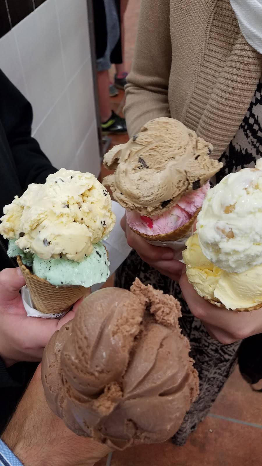 Braums Ice Cream & Burger Restaurant | restaurant | 3641 N Rock Rd, Wichita, KS 67226, USA | 3166341470 OR +1 316-634-1470