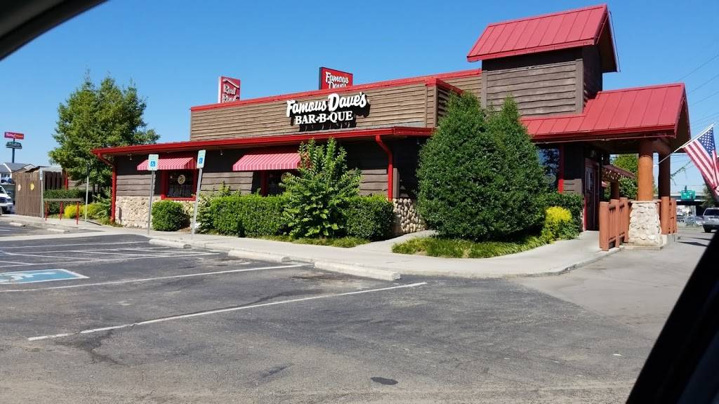 Famous Daves Bar-B-Que | restaurant | 208 Advantage Pl, Knoxville, TN 37922, USA | 8656949990 OR +1 865-694-9990