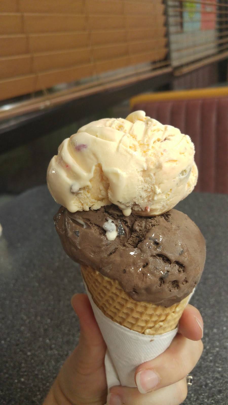 Braums Ice Cream & Burger Restaurant | restaurant | 2511 N College Ave, Fayetteville, AR 72703, USA | 4794448245 OR +1 479-444-8245