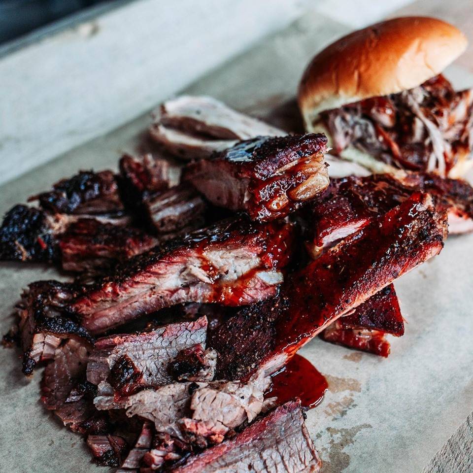 Jousting Pigs BBQ | restaurant | 110 E Kansas St, Liberty, MO 64068, USA | 8167027555 OR +1 816-702-7555