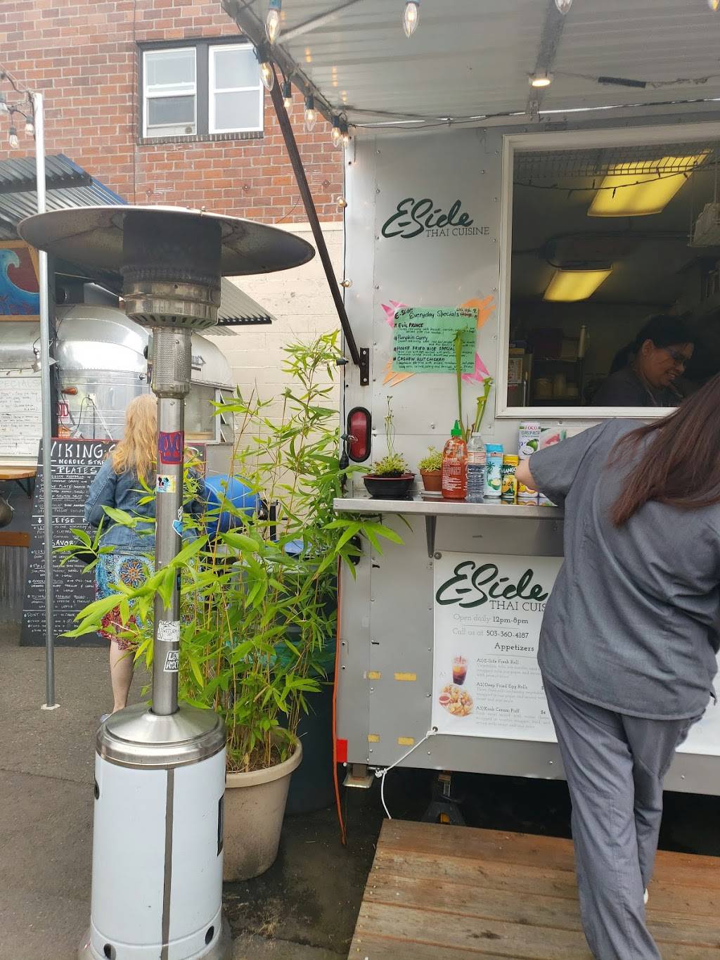 E-Side Thai Cuisine | restaurant | 4262 SE Belmont St, Portland, OR 97215, USA | 5033604187 OR +1 503-360-4187