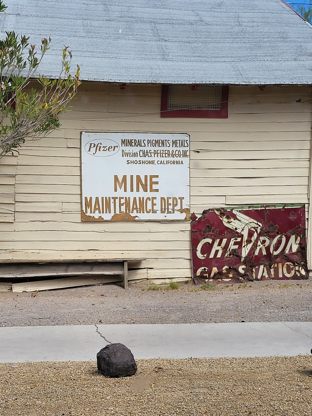 Crowbar Cafe & Saloon | cafe | Old State Hwy 127, Shoshone, CA 92384, USA | 7608524123 OR +1 760-852-4123