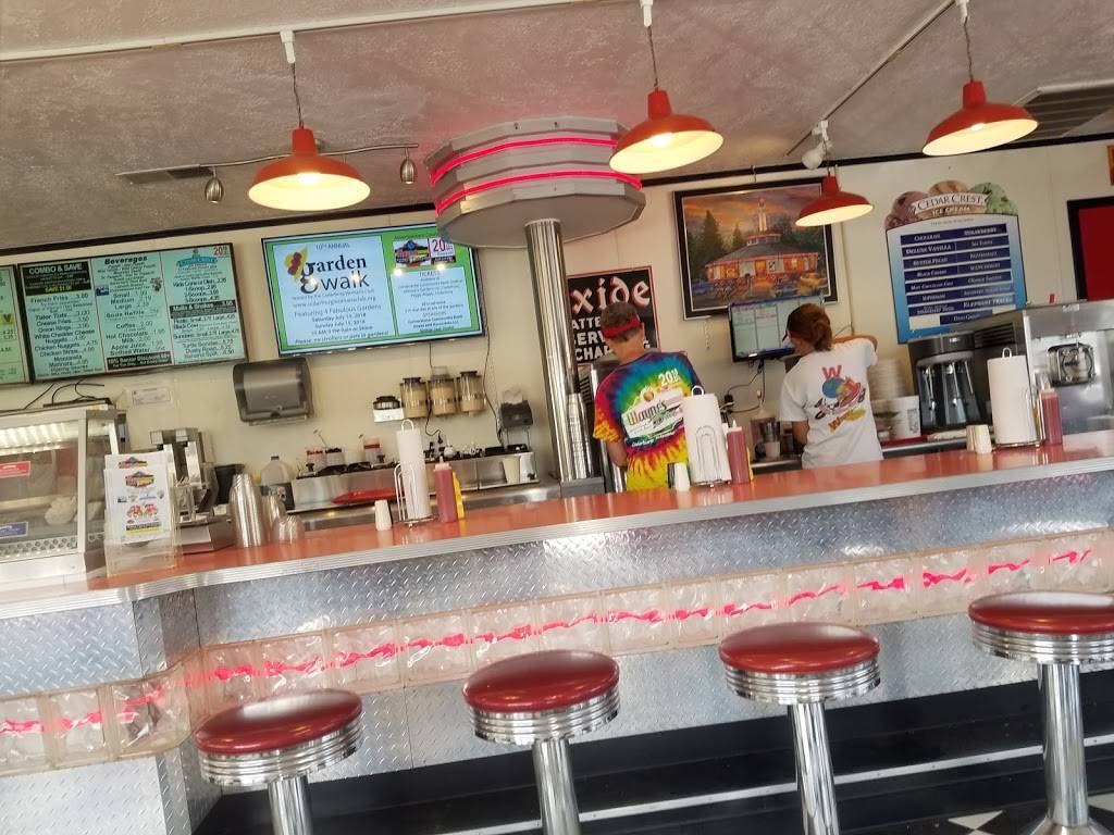 Waynes Drive-In | restaurant | 1331 Covered Bridge Rd, Cedarburg, WI 53012, USA | 2623759999 OR +1 262-375-9999