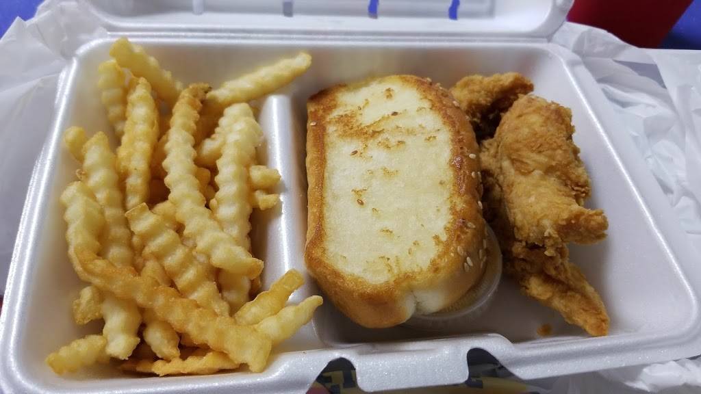 Raising Canes Chicken Fingers | meal takeaway | 2255 W Northwest Hwy, Dallas, TX 75220, USA | 2143537141 OR +1 214-353-7141