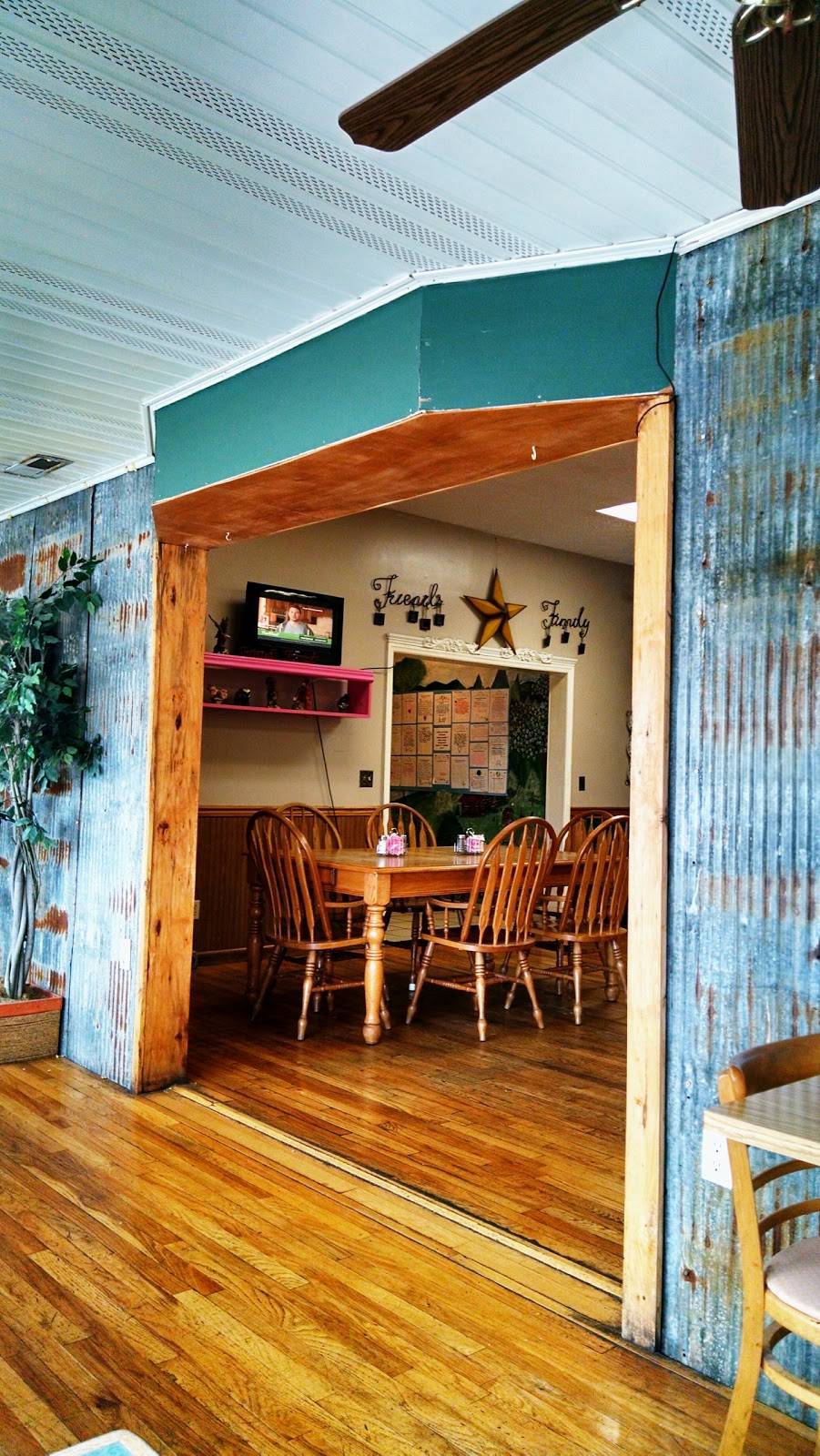 Friends & Family Restaurant | restaurant | 100 Woodland Dr, Pearisburg, VA 24134, USA | 5409214717 OR +1 540-921-4717