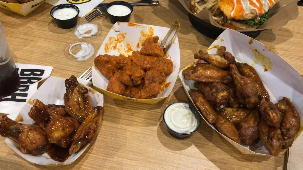 Buffalo Wild Wings | meal takeaway | 37651 Six Mile Rd, Livonia, MI 48152, USA | 7344694400 OR +1 734-469-4400