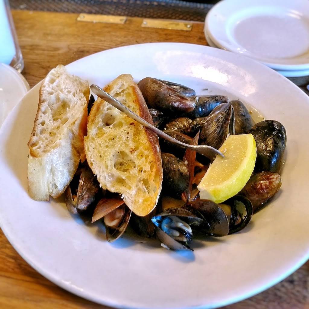 Chadwicks | restaurant | 203 Strand St, Alexandria, VA 22314, USA | 7038364442 OR +1 703-836-4442