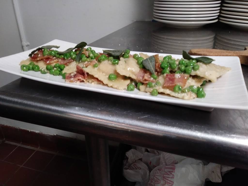 Molinaris | restaurant | 8900 Mentor Ave, Mentor, OH 44060, USA | 4409742750 OR +1 440-974-2750