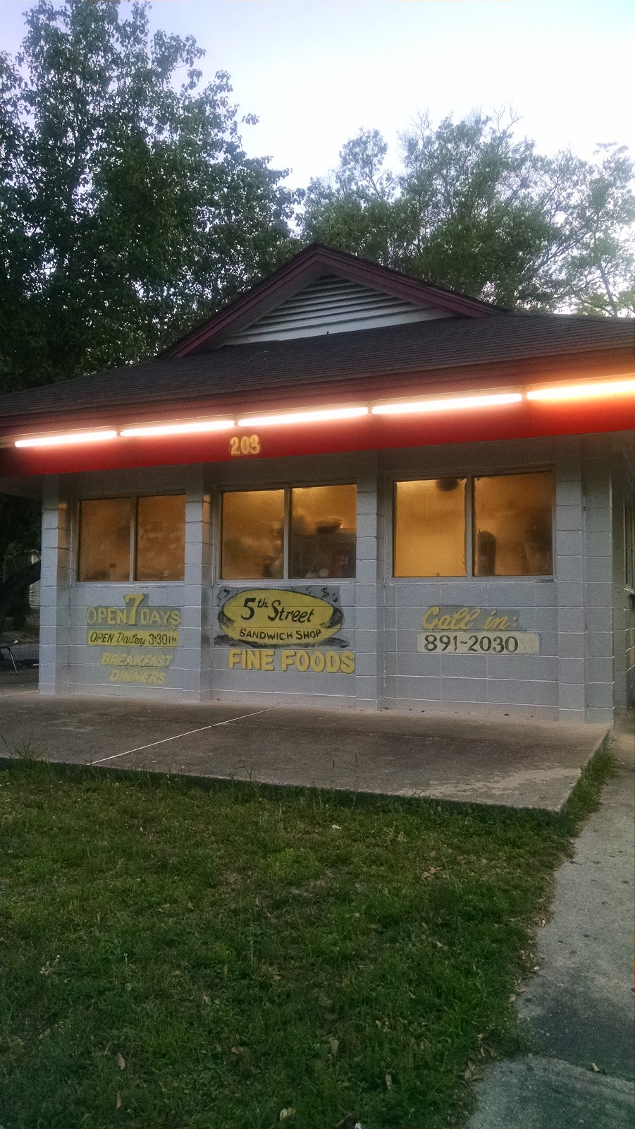 Shirleys Soul Food 5th Street Sandwich Shop | cafe | 203 5th St NW, Moultrie, GA 31768, USA | 2298912030 OR +1 229-891-2030