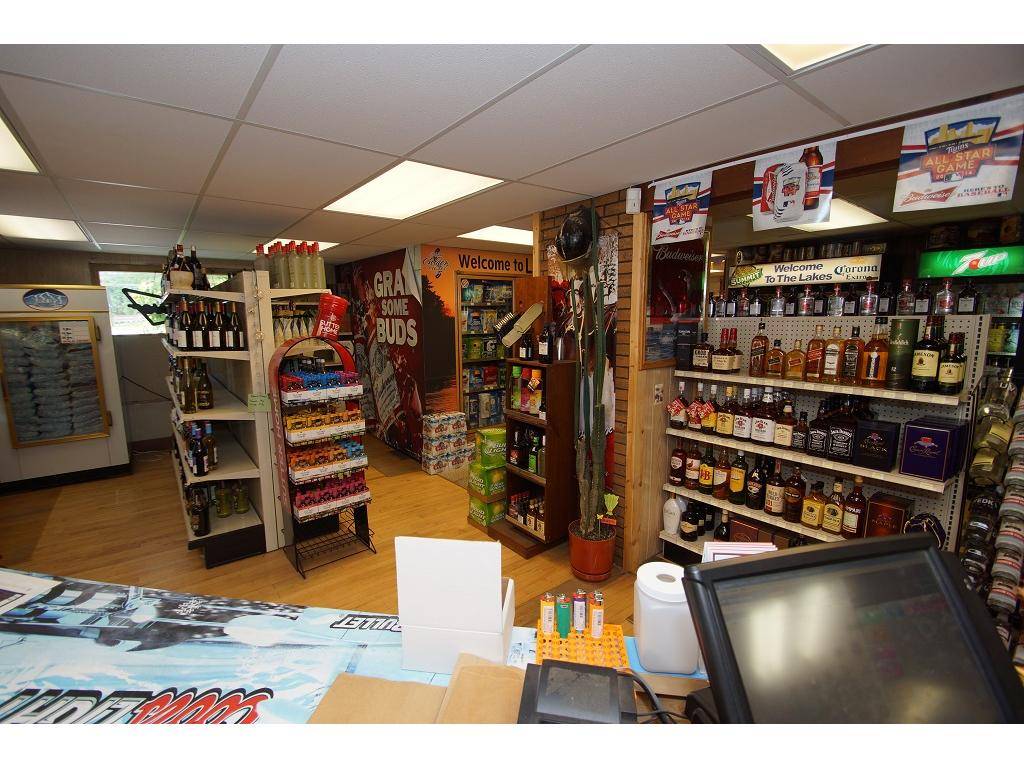 Lake Country Grocery & Liquor | meal takeaway | 432 MN-6, Outing, MN 56662, USA | 2187925859 OR +1 218-792-5859