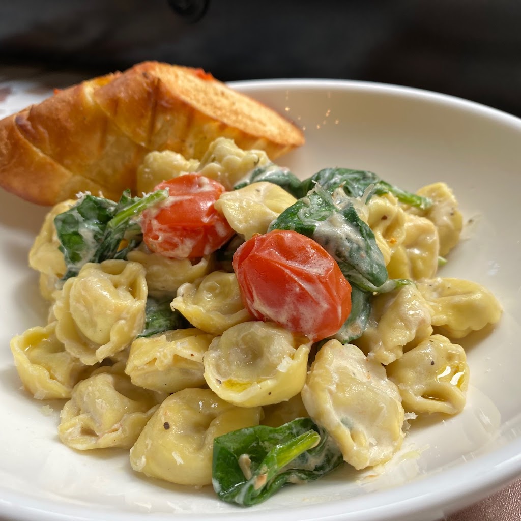 FBs Kitchen & Lounge | restaurant | 126 W 6th St, Cincinnati, OH 45202, USA | 5137212253 OR +1 513-721-2253