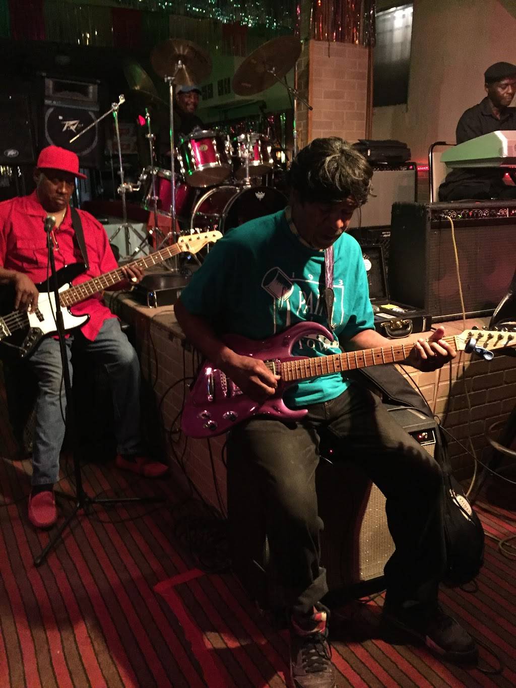 Raven Lounge & Restaurant | night club | 5145 Chene St, Detroit, MI 48211, USA | 3139247133 OR +1 313-924-7133