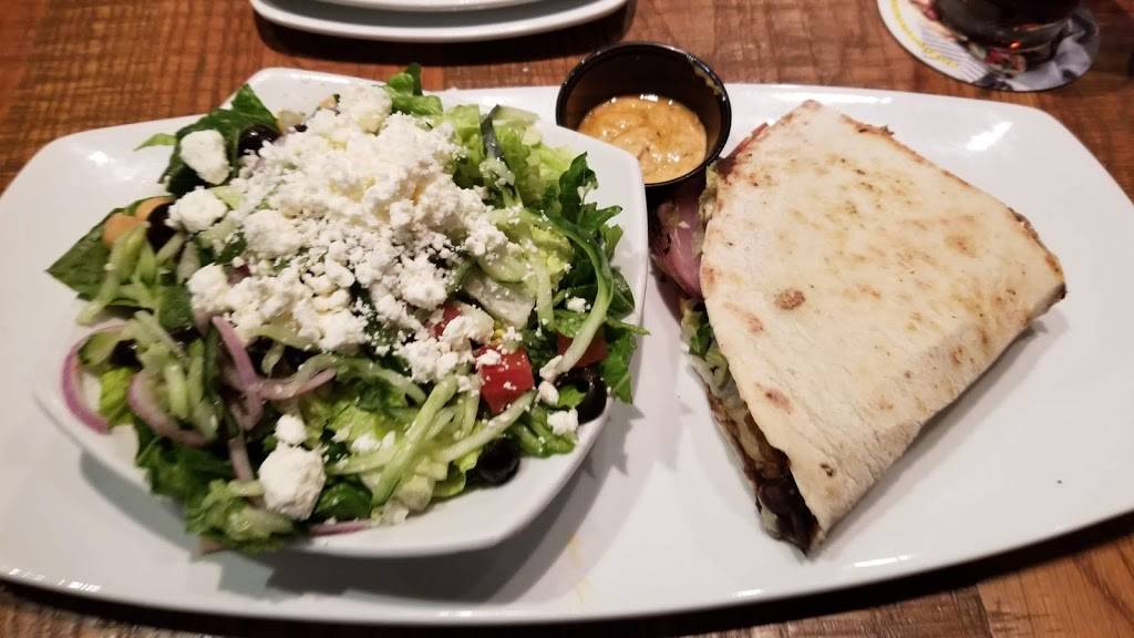 California Pizza Kitchen | restaurant | Atlas Park, 7103 80th St #7101, Glendale, NY 11385, USA | 7188949400 OR +1 718-894-9400