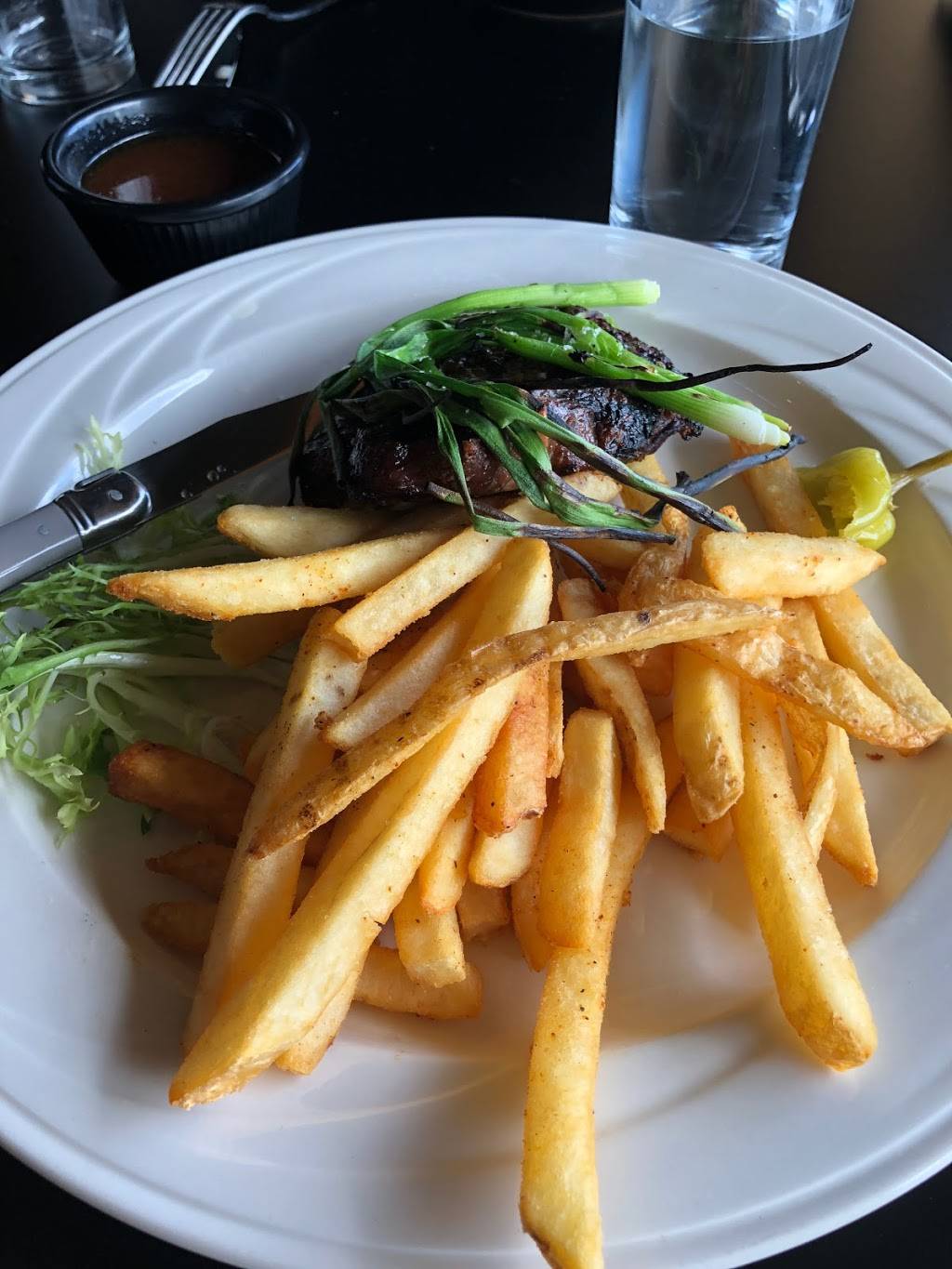 The Newbergundian Bistro | restaurant | 203 Villa Rd, Newberg, OR 97132, USA | 9718328687 OR +1 971-832-8687