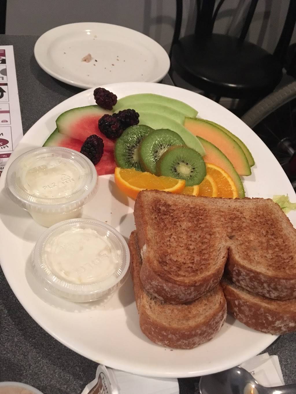 Le Saint Bens | restaurant | 550 98e Rue, Saint-Georges, QC G5Y 8G1, Canada | 4182275212 OR +1 418-227-5212