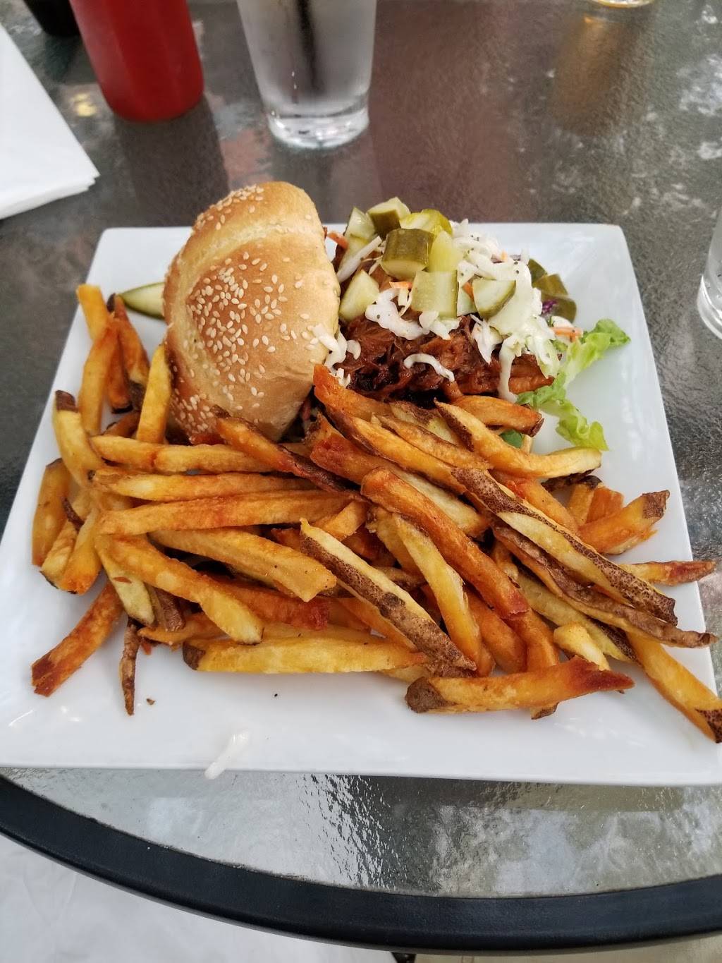 The Farm Bar and Grille | restaurant | 1181 Elm St, Manchester, NH 03101, USA | 6036413276 OR +1 603-641-3276