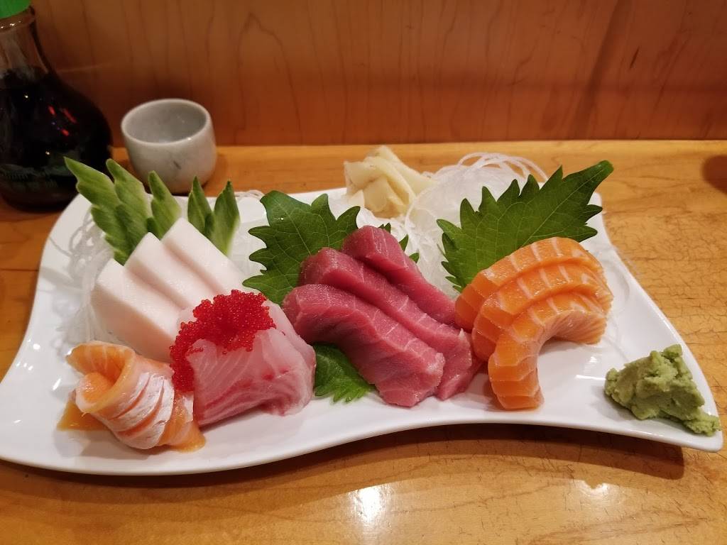 Momo Sushi & Cafe | restaurant | 212 Queen St, Alexandria, VA 22314, USA | 7032999092 OR +1 703-299-9092