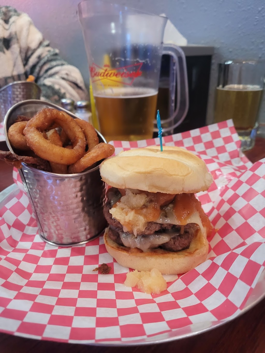 Parrot Eyes Bar & Grill | restaurant | 323 N 6th St, Fredonia, KS 66736, USA | 6203783314 OR +1 620-378-3314