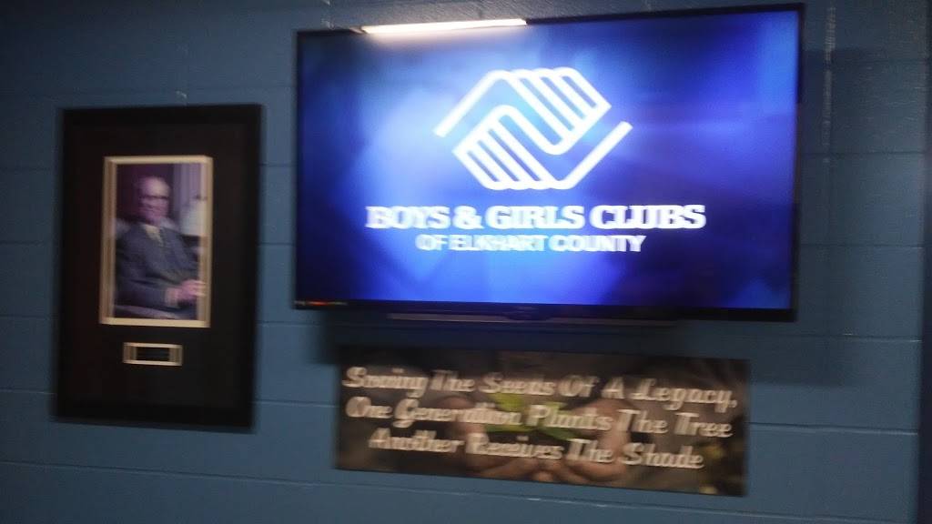 Landmark Bar & Grill | restaurant | 68478 Main St, New Paris, IN 46553, USA | 5748313080 OR +1 574-831-3080