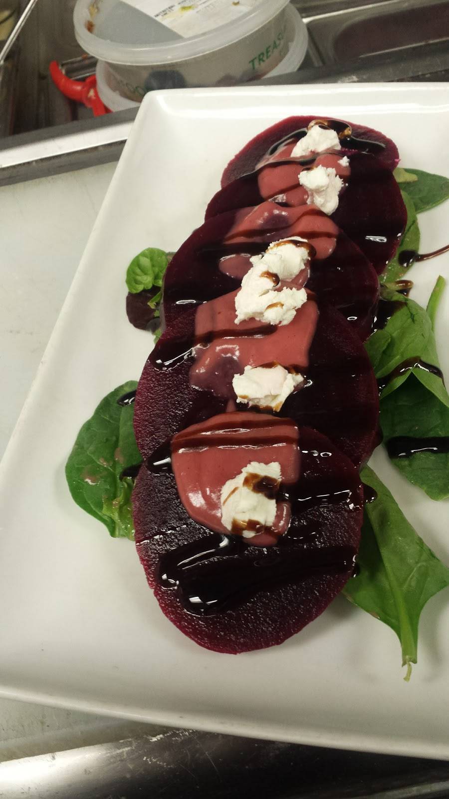 Le Petit Paris | restaurant | 260 E Chestnut St, Chicago, IL 60611, USA | 3127878260 OR +1 312-787-8260