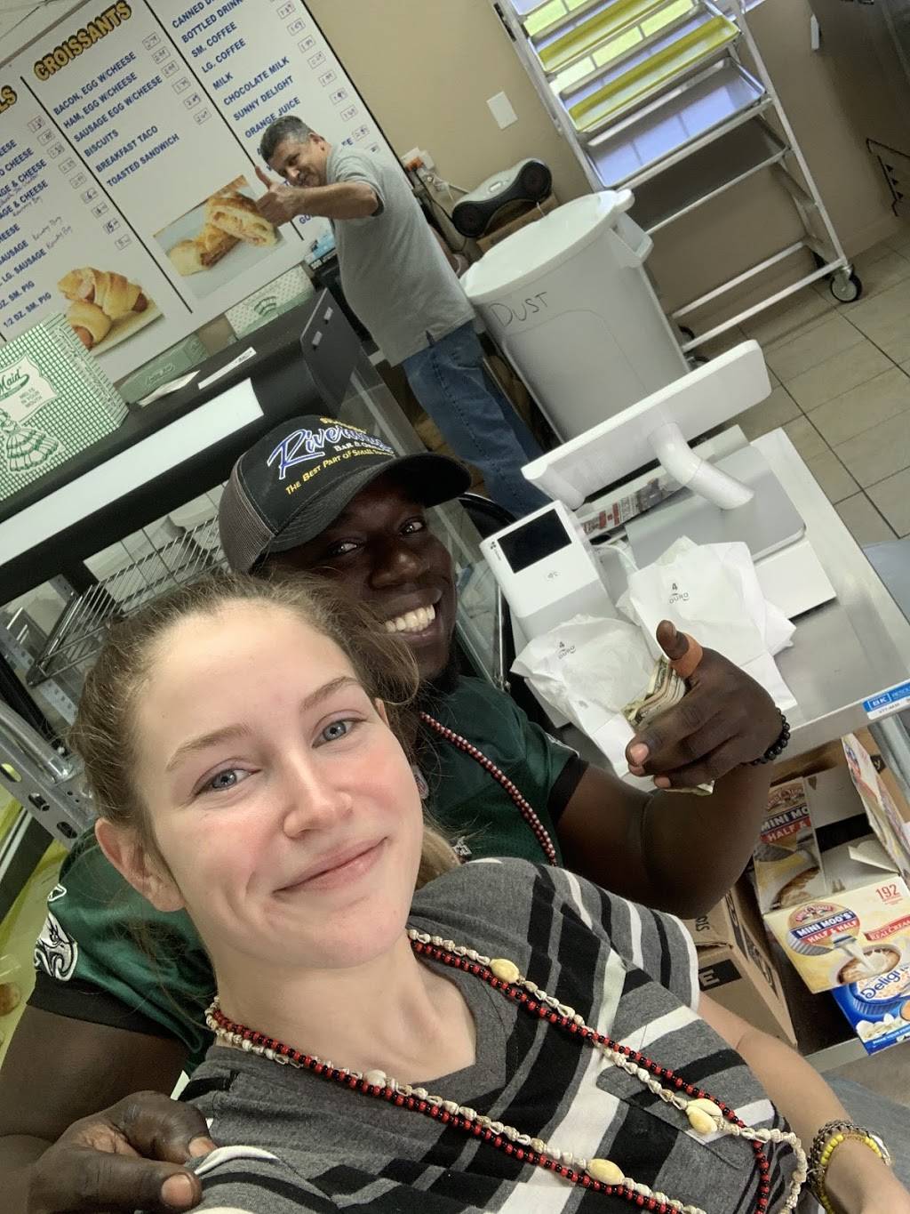 Southern Maid Donuts | restaurant | 6703 Commerce St, Wallis, TX 77485, USA | 3462005155 OR +1 346-200-5155