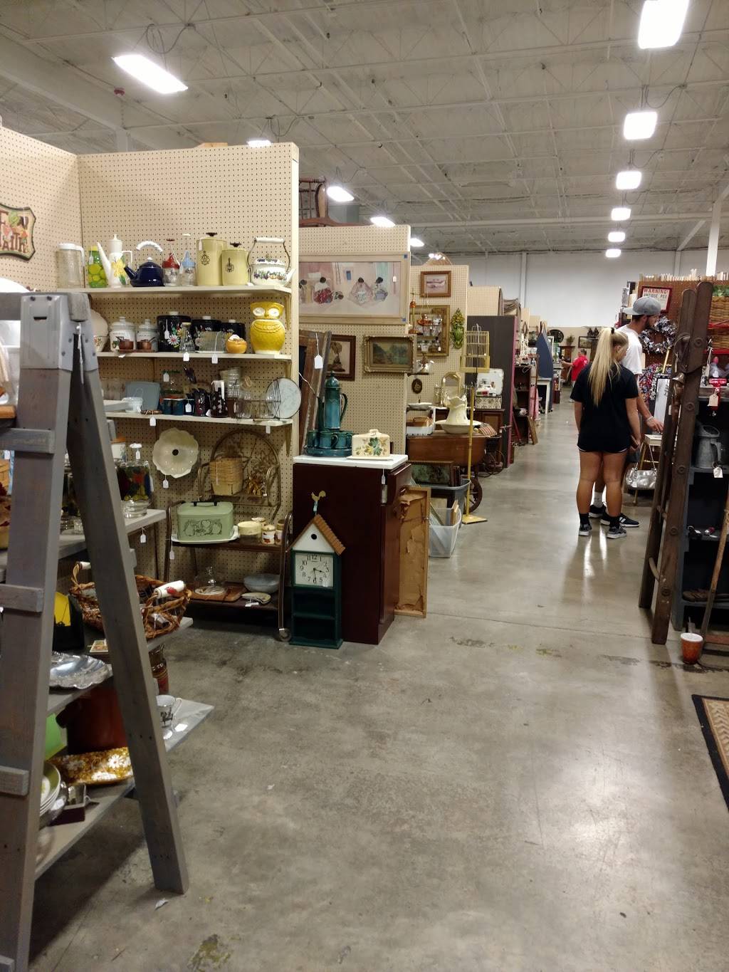 Relics Antique Mall | restaurant | 2015 W Battlefield Rd, Springfield, MO 65807, USA | 4178850007 OR +1 417-885-0007