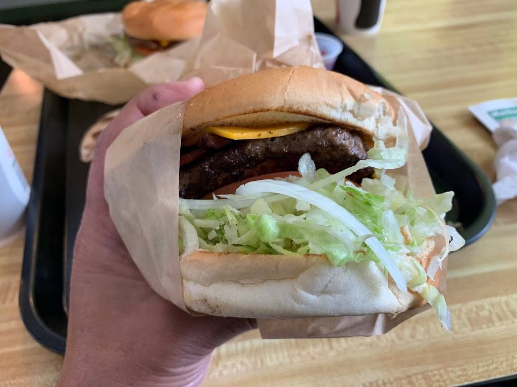 Giant Burger | restaurant | 846 CA-4, Arnold, CA 95223, USA | 2097951594 OR +1 209-795-1594