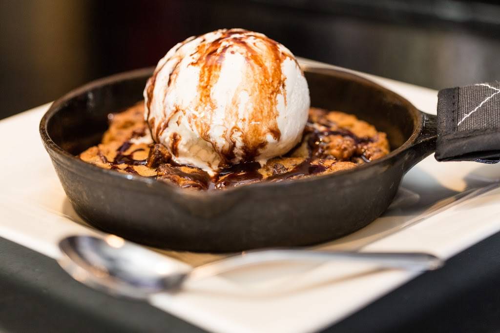 Half Moon Sports Grill | night club | 288 E Greenway Pkwy #103, Phoenix, AZ 85022, USA | 6029936600 OR +1 602-993-6600