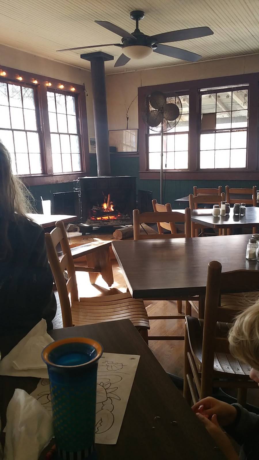 Louies On the Lake | restaurant | 2122, 1659 Lake Rabun Rd, Lakemont, GA 30552, USA | 7067823276 OR +1 706-782-3276