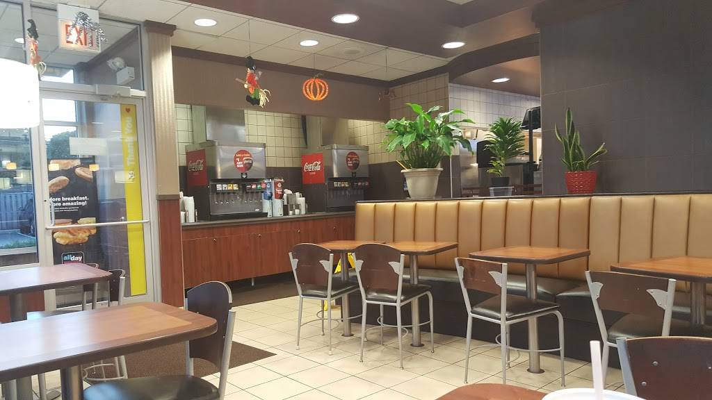McDonalds | cafe | 6740 N Clark St, Chicago, IL 60626, USA | 7737436932 OR +1 773-743-6932