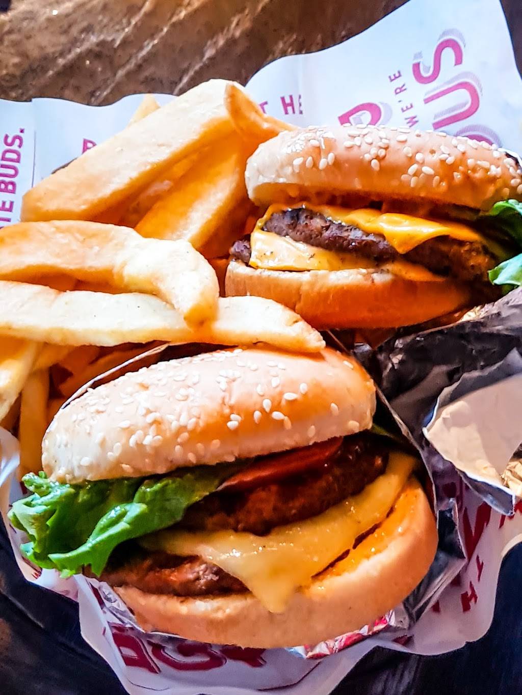 Red Robin Gourmet Burgers and Brews | restaurant | 295 Parkway Dr, Lincolnshire, IL 60069, USA | 8475204747 OR +1 847-520-4747