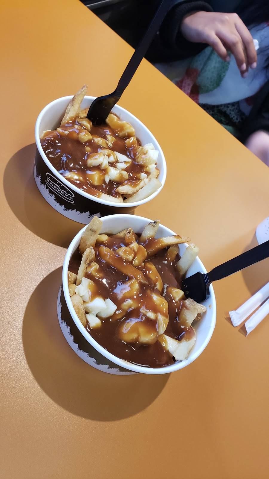 Harveys | restaurant | 2380 Wyandotte St W, Windsor, ON N9B 1K4, Canada | 5199737844 OR +1 519-973-7844