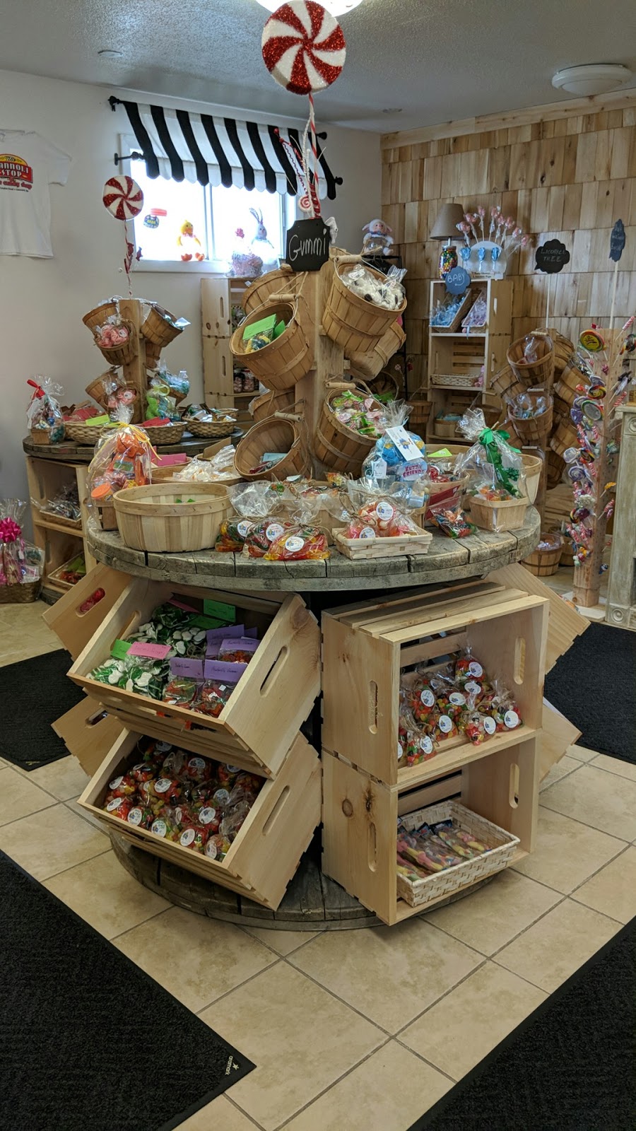 The Cannoli Stop @ The Candy Shop Cafe | restaurant | 7 Leavitt Rd, Pittsfield, NH 03263, USA | 6035133389 OR +1 603-513-3389