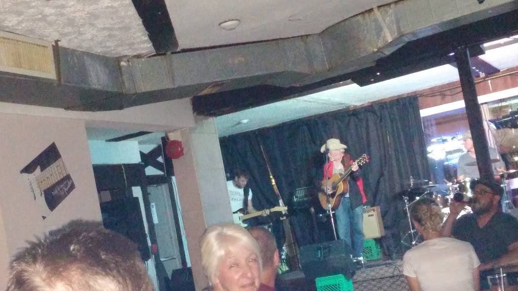 Maple Leaf Tavern | restaurant | 5831 Ferry St, Niagara Falls, ON L2G 1S8, Canada | 9053586764 OR +1 905-358-6764