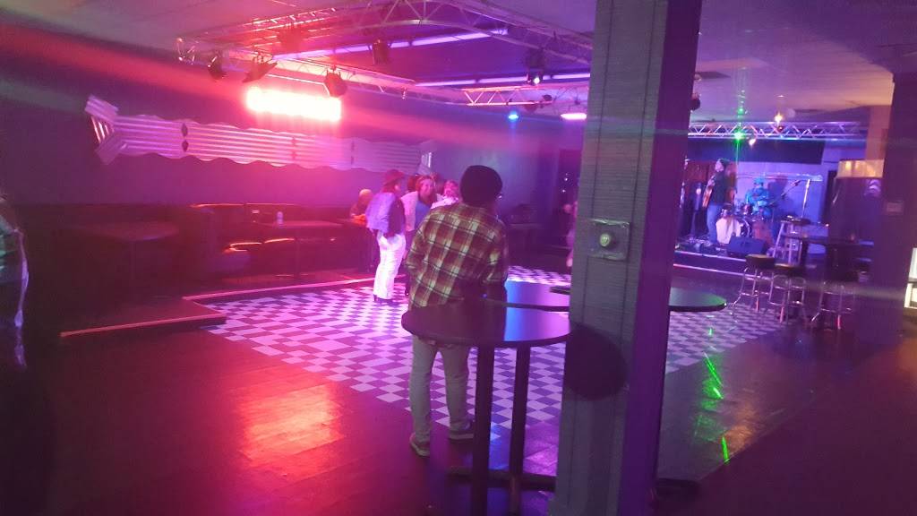 Leos Neighborhood Tavern | night club | 434 E Mitchell St, Petoskey, MI 49770, USA | 2313472739 OR +1 231-347-2739